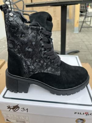 Filip 31 botek na klocku z czarnymi kwiatami skóra naturalna DBT8021/26 BK GR