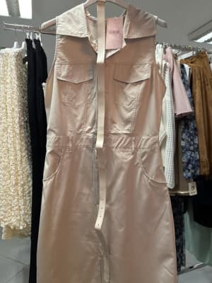 Vestido bege com cinto 